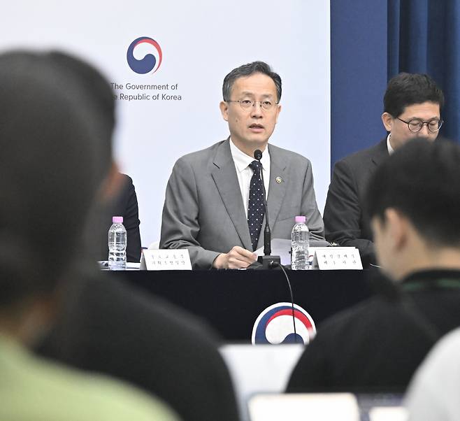 이형일 재경부 제1차관이 지난 10일 정부세정총사에서 열린 하반기 경제성장전략 사전 브리핑에서 발언하고 있다. 사진제공=재정경제부