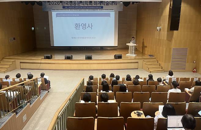 한국행동분석학회 박계신 회장(나사렛대학교 유아특수교육과 교수)이 '2026 하계학술대회'에서 환영사를 전하고 있다. ⓒ나사렛대 제공