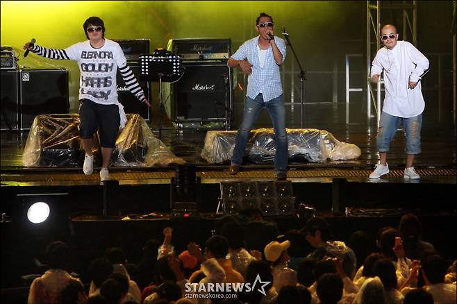 DJ DOC member Lee Ha-neul opened up on his YouTube channel about the severe financial hardship he faced after his relationship with Kim Chang-yeol soured, which led to a loss of income from events. He revealed that he faced a major financial crisis due to the combined effects of his younger brother Lee Hyun-baes death and the COVID-19 pandemic, and that he had to cover monthly expenses of approximately 20 million won for three years due to issues such as having to repay advance payments received during his time with DJ DOC.Lee Ha-neul explained that the loss of income due to internal conflicts within the group was particularly painful, especially as his financial situation had already been strained by the liquidation of assets during his divorce proceedings. He detailed the hardships he endured during that time, including demands to return advance payments for concerts and having to cover even member Jeong Jae-yongs share of the debt to survive for a year.In the past, Lee Ha-neul had claimed that the cause of her younger brother Lee Hyun-baes death was a conflict with Kim Chang-yeol, leading to a rift between them. Currently, Lee Ha-neul is seeking a comeback by running a restaurant with DJ DOC member Jung Jae-yong.