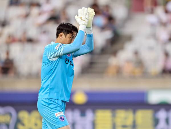 '7경기 무승 끊었다' 파주FC 골키퍼 류원우, 화성FC전서 선방과 어시스트로 팀 구했다.(사진제공=파주 프런티어FC)