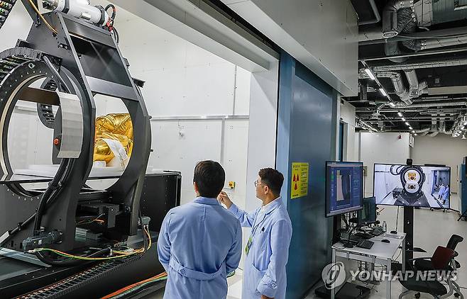 문화유산 비파괴 조사 위한 원통형 CT (서울=연합뉴스) 류효림 기자 = 14일 서울 용산구 국립중앙박물관 보존과학센터에서 열린 문화유산 조사용 원통형 CT 언론 공개회에서 관계자가 장비에 관해 설명하고 있다. 2026.7.14 [공동취재] ryousanta@yna.co.kr