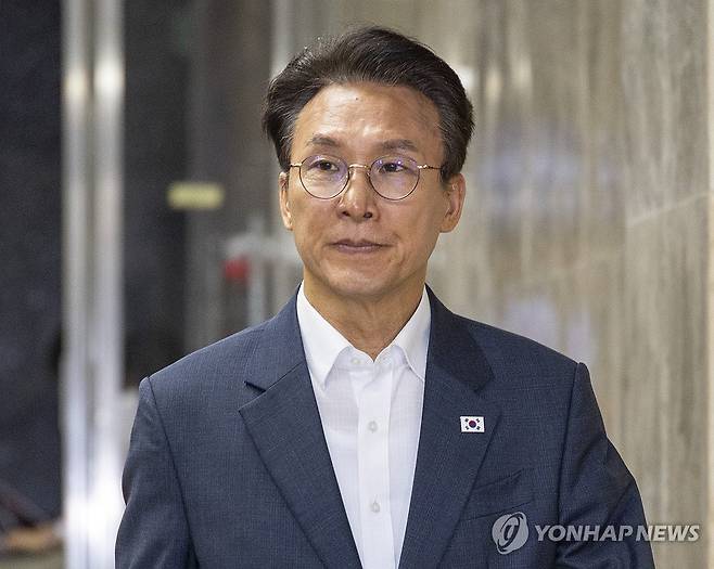 민주당 의원 총회 입장하는 김민석 전 총리 (서울=연합뉴스) 황광모 기자 = 더불어민주당 8ㆍ17 전당대회에 당 대표 후보로 출마한 김민석 전 국무총리가 14일 국회에서 열린 의원 총회에 입장하고 있다. 2026.7.14 hkmpooh@yna.co.kr
