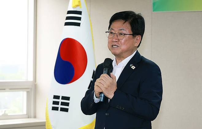 2026년 제2회 특별성과 우수사례 시상식 (서울=연합뉴스) 최교진 교육부 장관이 22일 정부세종청사에서 열린 '2026년 제2회 공무원 특별성과 우수사례 시상식'에서 발언하고 있다. 2026.6.22 [교육부 제공. 재판매 및 DB 금지] photo@yna.co.kr