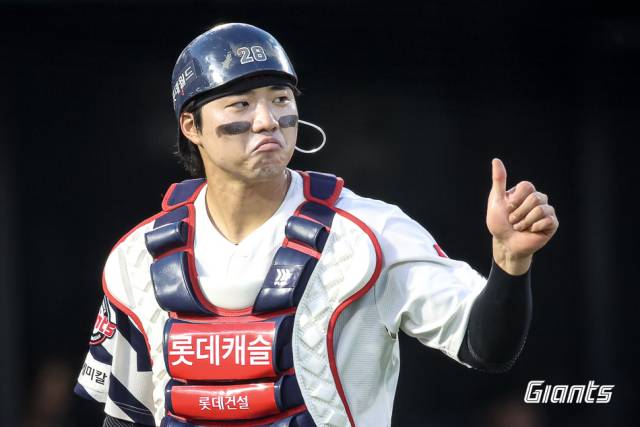 롯데 자이언츠 손성빈이 올 시즌 롯데의 주전 포수로 거듭났다. 손성빈은 “후반기도 다치지 않고 팀 성적도 올라가 가을 야구에서 포수 마스크를 쓰고 싶다”고 후반기 활약을 다짐했다. 롯데 자이언츠 제공