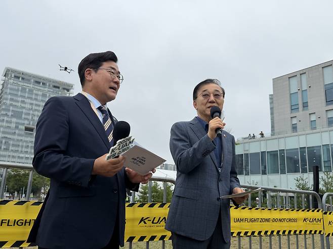 김윤덕 국토교통부 장관(왼쪽)과 박찬대 인천시장이 15일 오전 인천 연수구 인천대학교 인천대학교 이노베이션센터에서 열린 UAM 비행 쇼케이스에 참석했다.(조유정 기자 youjung@)