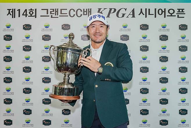 최호성이 그랜드CC배 KPGA 시니어 오픈에서 우승한 뒤 트로피를 들고 기념촬영하고 있다. (사진=KPGA)