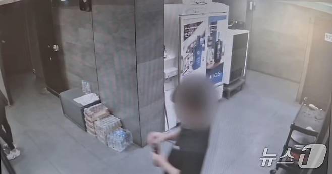 A 씨와 B 씨가 공동으로 운영하는 주점에서 직원이 가짜 양주병 뚜껑 부분을 손으로 가린 채 서빙하고 있다.(부산지검 제공 CCTV 영상 갈무리. 재판매 및 DB 금지)