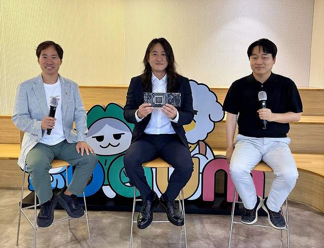 왼쪽부터 김성훈 업스테이지 대표, 백준호 퓨리오사AI 대표, 이건수 AXZ 대표. (업스테이지 제공)
