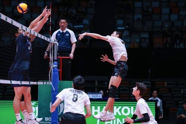 U-18(18세 이하) 아시아남자배구 선수권대회의 14일 한국-일본전 경기 모습. 일본(하얀색 유니폼)의 주장 다나카가 한국 블로킹에 맞서 스파이크를 하고 있다. /사진=AVC