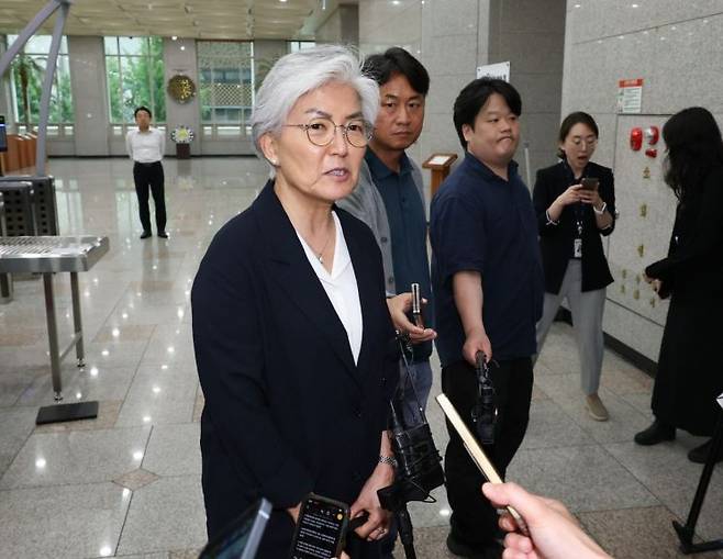 강경화 주미대사가 15일 조 장관과의 면담을 위해 서울 종로구 외교부 청사로 들어가며 취재진의 질문에 답하고 있다. 연합뉴스
