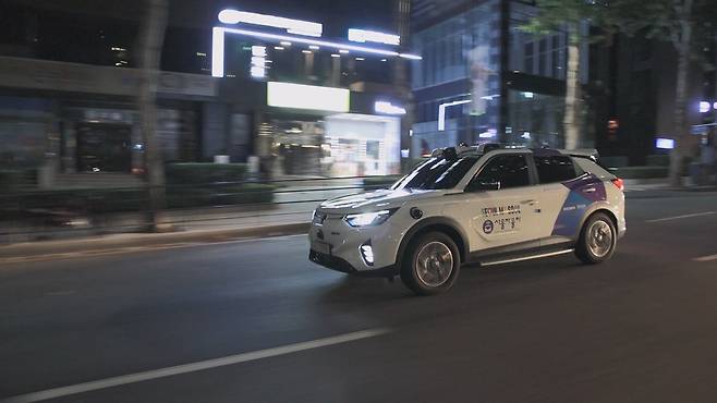 서울 강남구 일대에서 모빌리티 기업 SWM이 운영 중인 구역형 자율주행 로보택시 코란도 EV. /KGM 제공