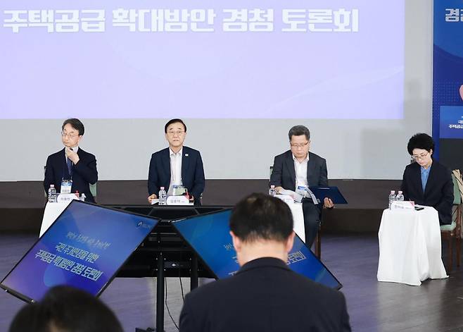 14일 서울 중구에서 김윤덕 국토교통부 장관 주재로 ‘국민 주거안정을 위한 주택공급 확대방안’ 토론회가 개최됐다. 23일 이재명 대통령이 참석하는 ‘부동산 대토론회’를 앞두고 14∼16일 주택 공급, 대출, 세제를 놓고 진행되는 부처별 토론회 중 첫 번째 토론회다. 국토교통부 제공