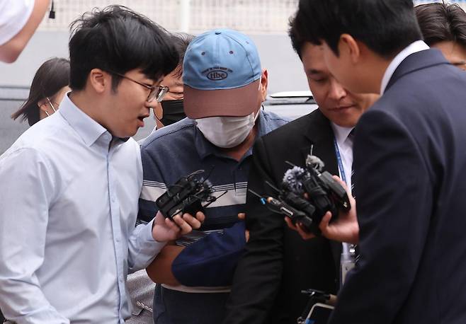 여고생 살해범 장윤기 사건과 관련해 공무상비밀누설과 증거인멸 등의 혹을 받는 담당 강력팀장 A 경감이 8일 오전 구속 전 피의자 심문(영장실질심사)를 받기 위해 광주지방법원에 들어서고 있다. 2026.7.8 뉴스1