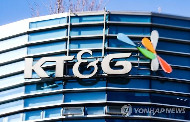 KT&G가 국내외 담배 판매 호조와 우호적인 환율 효과에 힘입어 실적 가시성이 한층 높아질 것으로 전망된다. 사진은 4일 오후 서울 KT&G 영등포지사. /사진=연합뉴스
