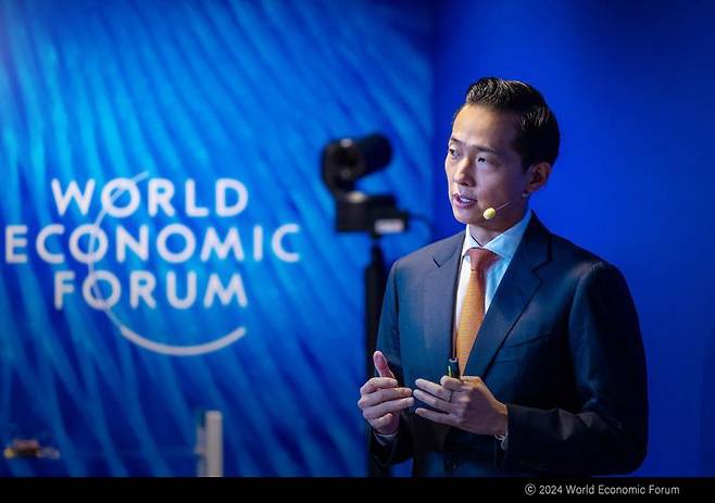 김동관 한화그룹 부회장이 2024년 다보스포럼 연차총회 세션 '세계 최초 탈화석연료 선박'에서 한화의 해양 탈탄소 비전을 발표하고 있다. 한화그룹 제공