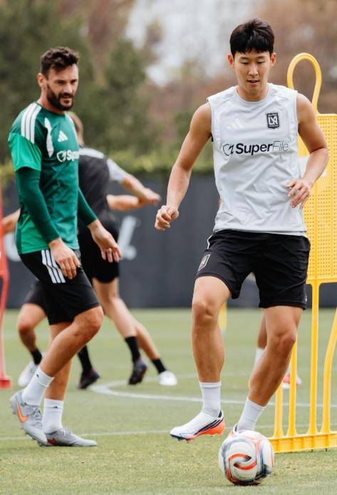 미국프로축구(MLS) LAFC가 15일(한국시간) 공식 사회관계망서비스(SNS)에 손흥민이 훈련하는 모습을 공개했다. SNS 캡처