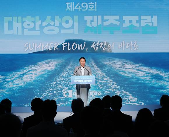 최태원 대한상의 회장이 15일 제주 신라호텔에서 열린 제주포럼에서 개회사를 하고 있다. [사진=대한상의]