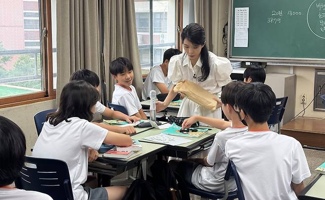 15일 오전 서울 양천구 양정중 1학년 4반에서 김나영 사회 교사가 통화량과 물가에 대해 경매를 통해 학생들에게 설명하고 있다. 이보람 기자