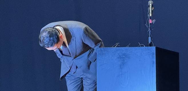 6월15일 홍정도 중앙그룹 부회장이 서울 마포구 중앙일보 사옥에서 열린 기자회견에서 이날 중앙홀딩스 등 계열사의 법정회생 신청에 대해 입장과 사과 메시지를 전하고 있다.