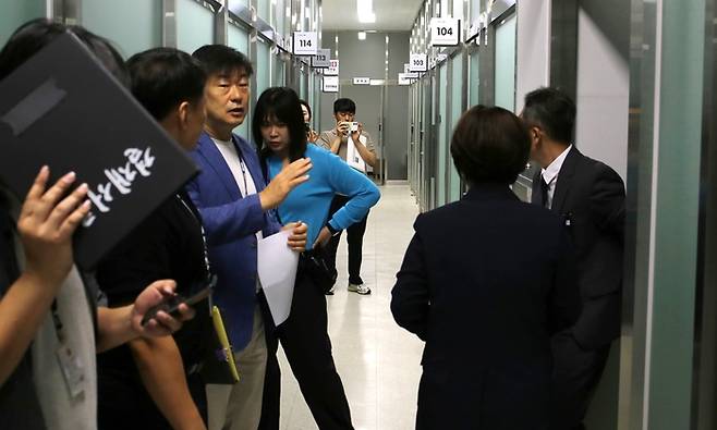 15일 오전 경찰이 충북 청주시의회에서 아동 성매매 혐의를 받는 C시의원 집무실에 대한 압수수색을 진행하고 있다. [뉴시스]
