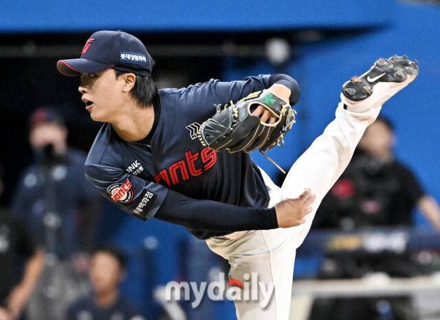 20일 오후 서울 고척스카이돔에서 진행된 '2026 프로야구 KBO리그' 키움히어로즈와 롯데자이언츠의 경기. 롯데 박정민이 역투하고 있다./송일섭 기자
