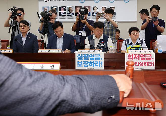 [세종=뉴시스] 배훈식 기자 = 2027년 최저임금을 결정하는 최저임금위원회 제14차 전원회의가 열린 지난 14일 오후 세종시 정부세종청사에서 노사 위원들이 나란히 앉아 있다. 왼쪽부터 양옥석, 류기정 사용자 위원, 류기섭, 이미선 근로자 위원. 2026.07.14. dahora83@newsis.com