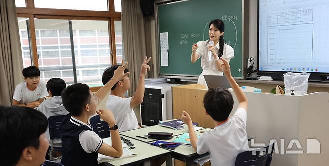 [서울=뉴시스] 박주성 기자 = 15일 오전 서울 양천구 양정중학교에서 학생들이 바둑알을 화폐 삼아 경매를 진행하는 경제·금융교육 수업에 참여하고 있다. 2026.07.15. park7691@newsis.com