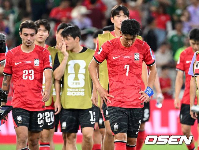 [OSEN=몬테레이(멕시코), 이대선 기자] 홍명보 감독이 이끄는 대한민국 축구대표팀은 25일(이하 한국시간) 오전 10시 멕시코 몬테레이 스타디움에서 개최된 2026 국제축구연맹(FIFA) 북중미 월드컵 조별리그 A조 최종전에서 남아프리카공화국에게 0-1 충격패를 당했다.&nbsp;1승2패가 된 한국은 A조 3위로 밀리며 32강 자력진출에 실패했다. 한국은 나머지 조들의 상황을 따져보고 32강에 진출할 가능성은 남아있다. 1승1무1패의 남아공이 2위로 32강 진출을 확정지었다.&nbsp;경기 종료 후 대한민국 손흥민이 패배에 아쉬워하고 있다. 2026.06.25 /sunday@osen.co.kr
