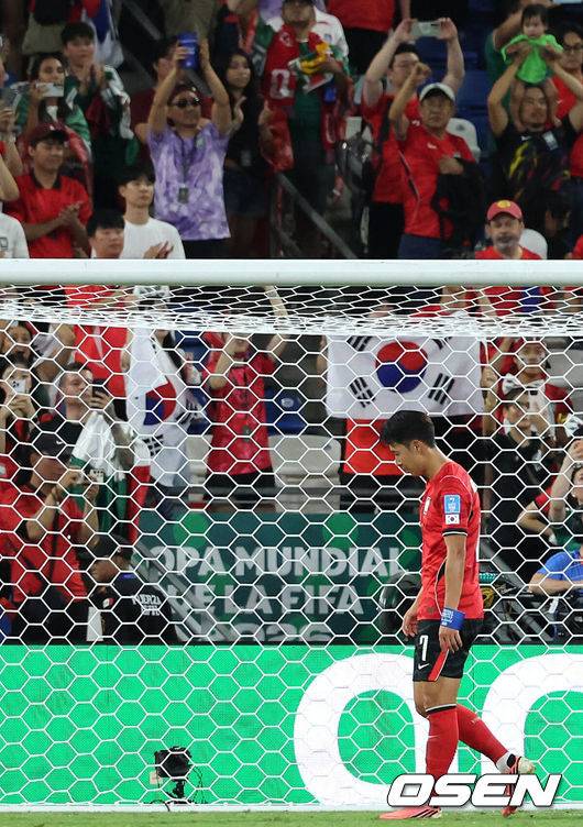 [OSEN=몬테레이(멕시코), 이대선 기자] 홍명보 감독이 이끄는 대한민국 축구대표팀은 25일(이하 한국시간) 오전 10시 멕시코 몬테레이 스타디움에서 개최된 2026 국제축구연맹(FIFA) 북중미 월드컵 조별리그 A조 최종전에서 남아프리카공화국에게 0-1 충격패를 당했다.&nbsp;1승2패가 된 한국은 A조 3위로 밀리며 32강 자력진출에 실패했다. 한국은 나머지 조들의 상황을 따져보고 32강에 진출할 가능성은 남아있다.경기 종료 후 대한민국 손흥민이 관중석을 향해 인사를 하고 있다. 2026.06.25 /sunday@osen.co.kr