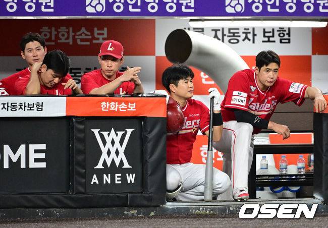 [OSEN=대전, 지형준 기자] 프로야구 한화 이글스가 허인서와 강백호의 홈런, 오웬 화이트의 호투를 엮어 2연승에 성공, SSG 랜더스를 10연패로 몰아넣었다.김경문 감독이 이끄는 한화는 29일 대전 한화생명 볼파크에서 열린 2026 신한 SOL KBO리그 SSG와의 홈경기에서 4-3으로&nbsp;승리했다. 이날 승리로 2연승을 만든 한화는 시즌 전적 25승25패로 5할 승률을 찍었다. 반면 10연패 수렁에 빠진 SSG는 22승28패가 됐다.9회초 SSG 선수들이 경기를 지켜보고 있다. 2026.05.29&nbsp;/ jpnews@osen.co.kr