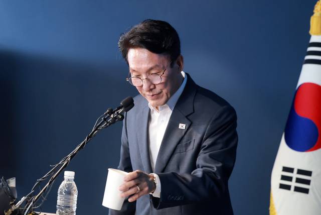 ▲더불어민주당 당권주자인 김민석 전 국무총리가 15일 서울 여의도 민주당 중앙당사에서 당 4대 혁신안을 발표하기에 앞서 단상을 정리하고 있다. ⓒ연합뉴스