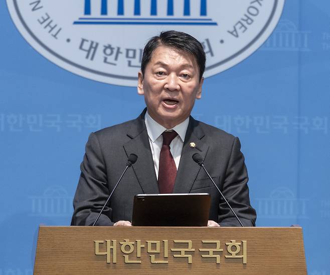 안철수 국민의힘 의원이 12일 국회에서 무소속 한동훈 의원의 국민의힘 복당 반대 기자회견을 하고 있다. 연합뉴스