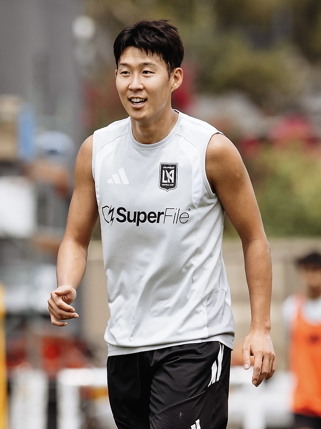 손흥민이 15일 LAFC 팀 훈련에 합류해 밝은 표정을 짓고 있다. LAFC SNS