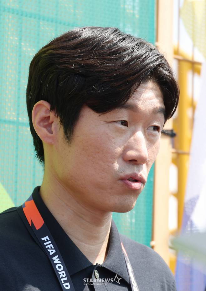 2026 북중미월드컵에 출전한 대한민국 축구 국가대표팀이 남아공전을 하루 앞둔 지난달 23일 멕시코 몬테레이 유니버시티 스타티음에서 훈련을 진행했다. 박지성 해설위원이 취재진과 인터뷰하고 있다. /사진=김진경 대기자