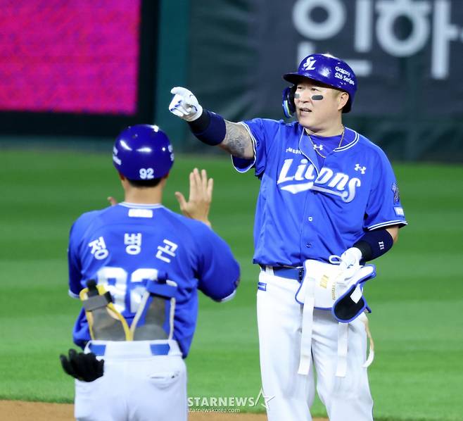 삼성 4번타자 최형우가 3일 인천SSG랜더스필드에서 열리는 2026KBO리그 SSG랜더스와 삼성라이온즈 경기 6회초 1타점 2루타로 출루하고 있다.   2026.07.03. /사진=강영조 선임기자