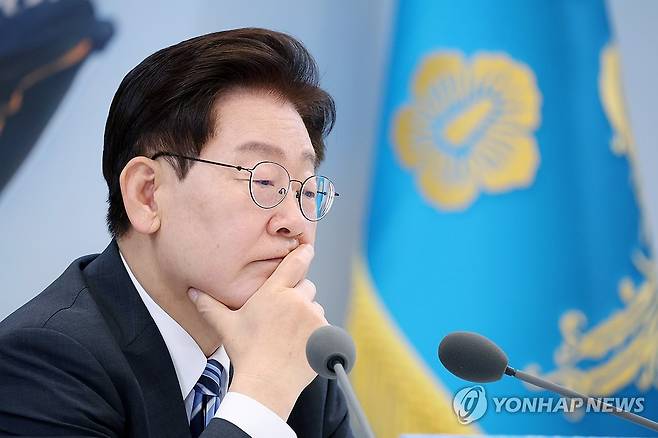 업무보고 경청하는 이재명 대통령 (서울=연합뉴스) 한상균 기자 = 이재명 대통령이 15일 청와대 영빈관에서 열린 부처 업무보고에서 보고 내용을 경청하고 있다. 2026.7.15 [청와대통신사진기자단] xyz@yna.co.kr