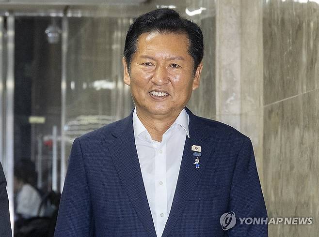 민주당 의원 총회 입장하는 정청래 전 대표 (서울=연합뉴스) 황광모 기자 = 더불어민주당 8ㆍ17 전당대회에 당 대표 후보로 출마해 연임에 도전하는 정청래 전 대표가 14일 국회에서 열린 의원 총회에 입장하고 있다. 2026.7.14 hkmpooh@yna.co.kr