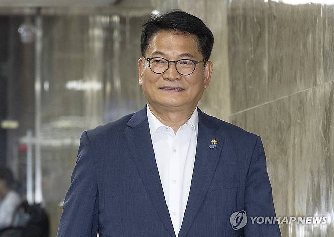 민주당 의원 총회 입장하는 송영길 의원 (서울=연합뉴스) 황광모 기자 = 더불어민주당 8ㆍ17 전당대회에 당 대표 후보로 출마한 송영길 의원이 14일 국회에서 열린 의원 총회에 입장하고 있다. 2026.7.14 hkmpooh@yna.co.kr