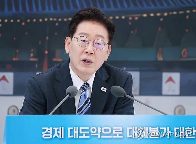 이재명 대통령, 부처 업무보고 발언 (서울=연합뉴스) 한상균 기자 = 이재명 대통령이 15일 청와대 영빈관에서 열린 부처 업무보고에서 발언하고 있다. 2026.7.15 [청와대통신사진기자단] xyz@yna.co.kr