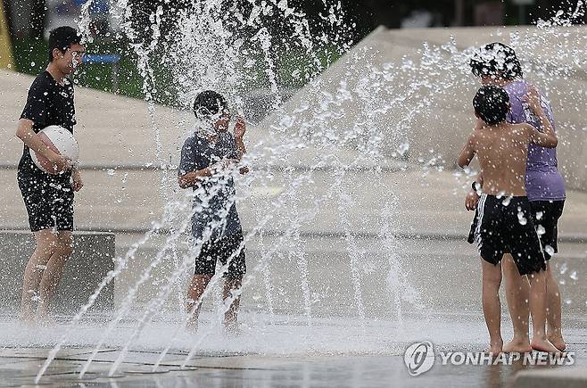 신나는 물놀이 (서울=연합뉴스) 김성민 기자 = 더위가 이어지고 있는 지난 14일 서울 영등포구 여의도한강공원에서 아이들이 물놀이하고 있다. 2026.7.14 ksm7976@yna.co.kr