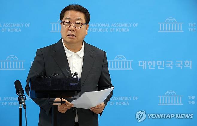 '대안과 미래' 비판하는 조광한 최고위원 (서울=연합뉴스) 이동해 기자 = 국민의힘 조광한 최고위원이 7일 국회 소통관에서 당내 소장파 모임 '대안과 미래'를 비판하는 내용의 백브리핑을 하고 있다. 2026.7.7 eastsea@yna.co.kr