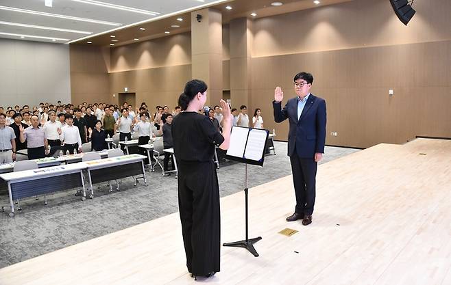 엄범식 농협중앙회 경기본부장이 16일 경기농협 대회의실에서 임직원들과 깨끗하고 공정한 제4회 동시조합장선거 구현을 위한 결의대회를 진행하고 있다. 사진=농협중앙회 경기본부