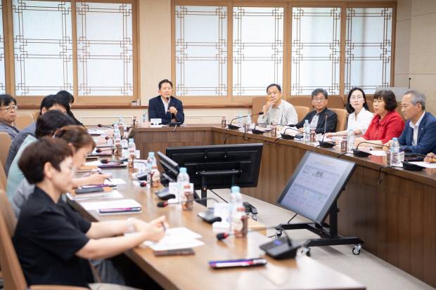 김장호 구미시장이 15일 시청 국제통상협력실에서 열린 '2026 구미푸드페스티벌 추진상황보고회'를 주재하며 행사 준비 상황을 점검하고 있다. 구미시 제공