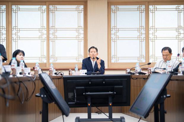 김장호 구미시장이 15일 시청 국제통상협력실에서 열린 '2026 구미푸드페스티벌 추진상황보고회'를 주재하며 행사 준비 상황을 점검하고 있다. 구미시 제제공