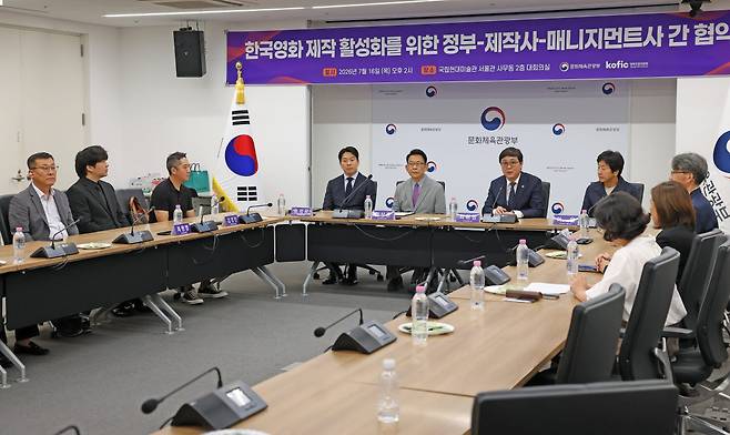 최휘영 문화체육관광부 장관이 16일 서울 종로구 국립현대미술관 서울관에서 열린 한국영화 제작 활성화를 위한 정부·제작사·매니지먼트사 간 협약식에서 협약서에 인사말을 하고 있다. (사진=문체부)