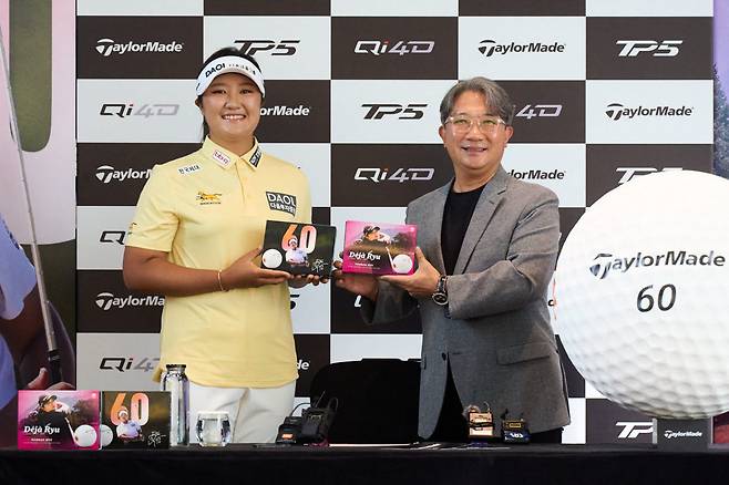 '60' 각인된 TP5 볼 전달하는 임헌영 테일러메이드 대표이사(오른쪽)와 유해란.(사진=테일러메이드 제공)