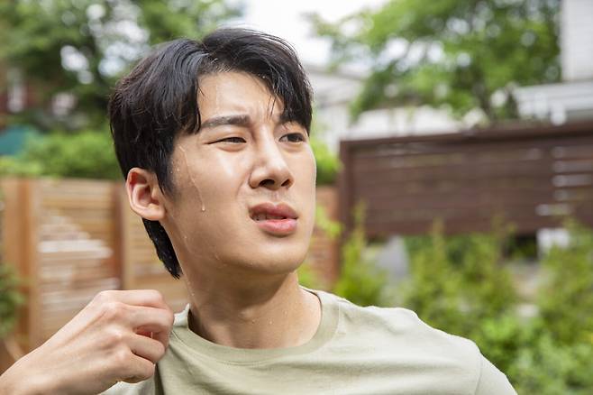더위에 약한 사람들은 무더운 날씨에 피로도가 상승하고 쉽게 무기력해진다. 또 열대야로 인해 수면까지 부족해지면 생체 리듬이 깨져 우울감이 나타나기 쉽다. 사진=클립아트코리아