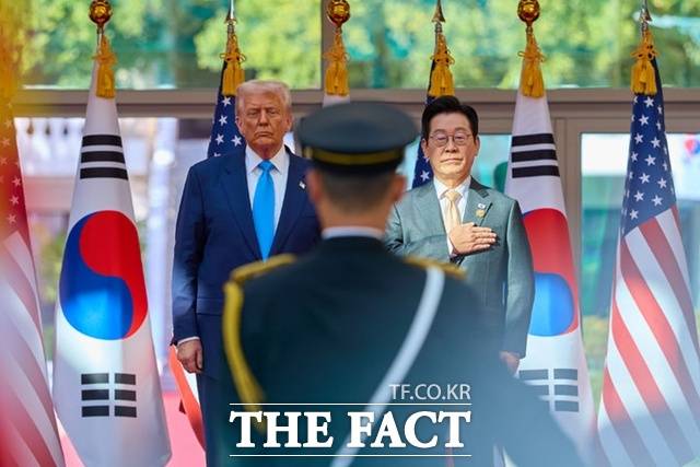쿠팡 외에도 대미 투자 등 다양한 현안이 논의될 것으로 보인다. 사진은 지난해 10월 29일 이재명 대통령(오른쪽)과 도널드 트럼프 미국 대통령이 경북 경주박물관에서 열린 공식 환영식에서 국민의례 하는 모습. /뉴시스