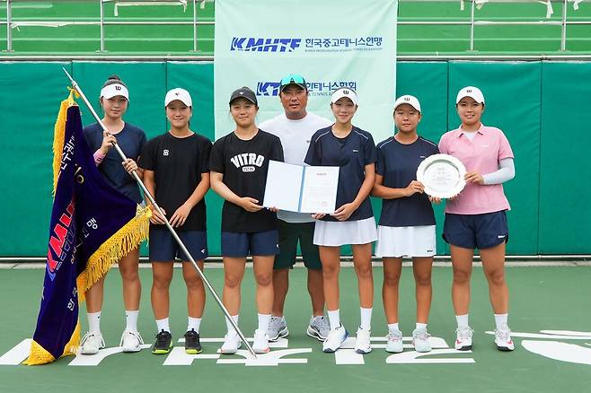회장기 주니어대회 여고부 정상에 오른 중앙여고. (사진/김도원 기자)