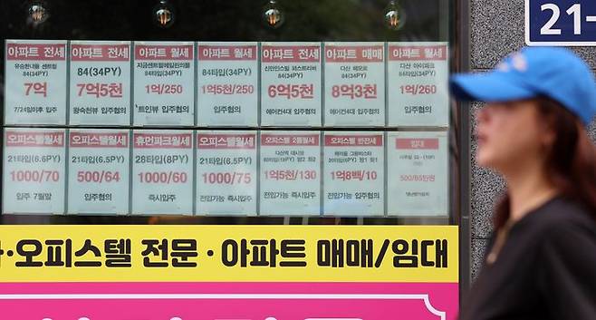 경기 남양주시 다산지구 한 부동산에 매물 정보가 붙어있다.ⓒ뉴시스